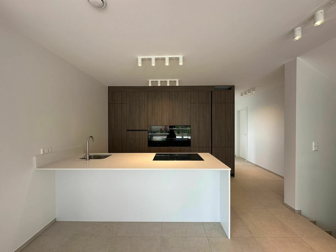 Cuisine moderne avec îlot central et rangements intégrés en bois