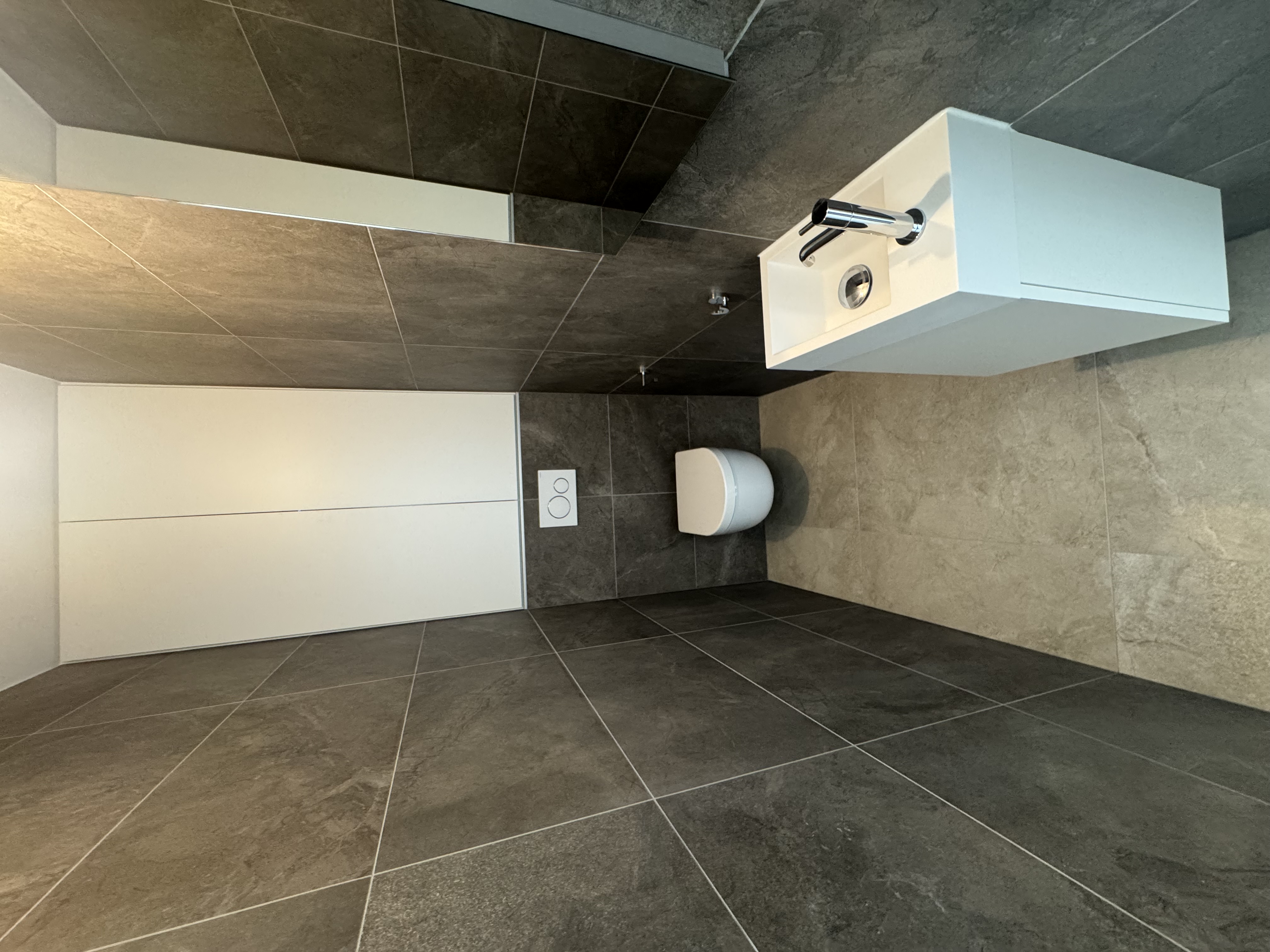 WC moderne avec carrelage effet pierre anthracite et vasque design blanche